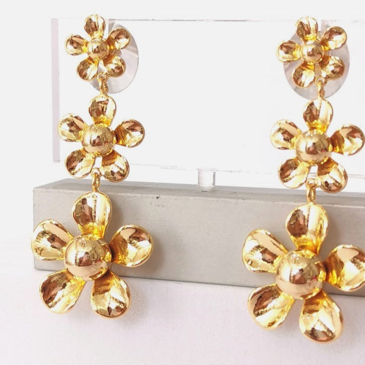 Aretes triple flor - Mariana Osorno Joyería