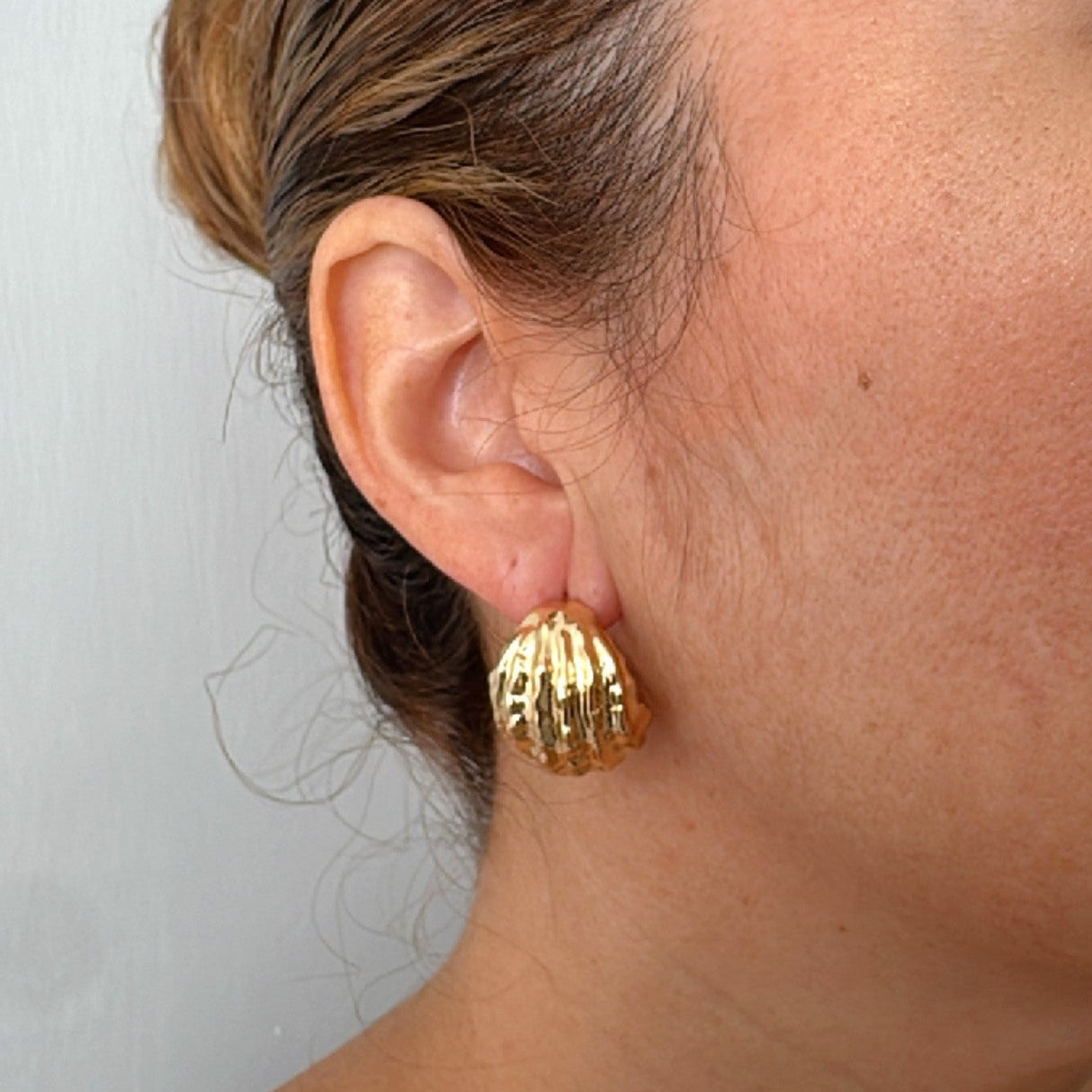 Arete curvo con relieve - Mariana Osorno Joyería