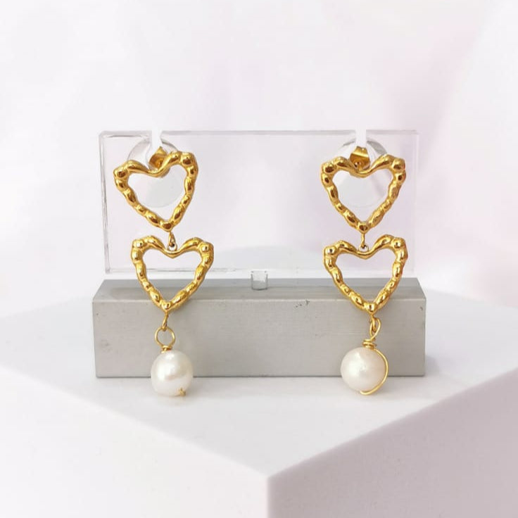 Aretes de doble corazón con perlita - Mariana Osorno Joyería