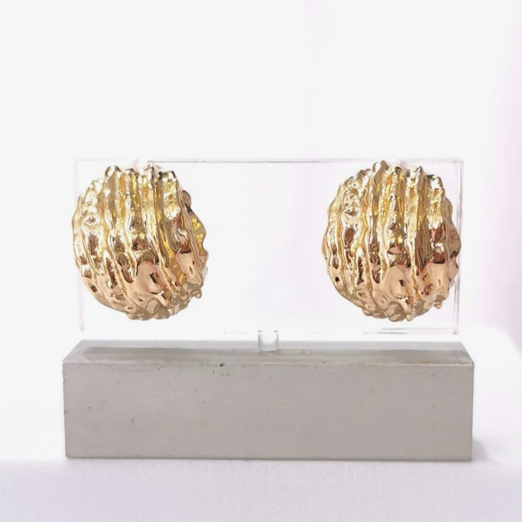 Arete curvo con relieve - Mariana Osorno Joyería