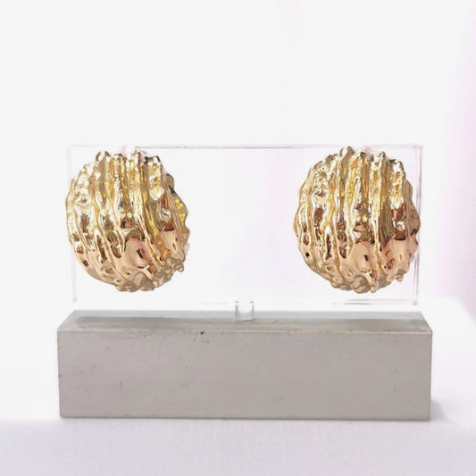 Arete curvo con relieve - Mariana Osorno Joyería