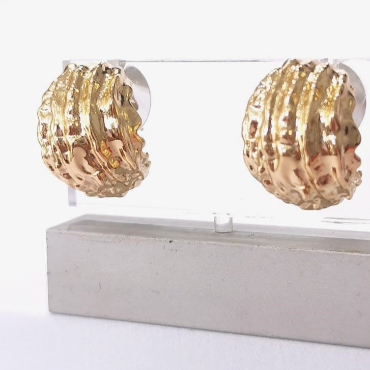 Arete curvo con relieve - Mariana Osorno Joyería