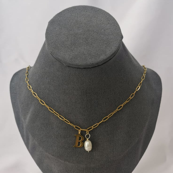 Collar tipo clip con inicial y perla - Mariana Osorno Joyería