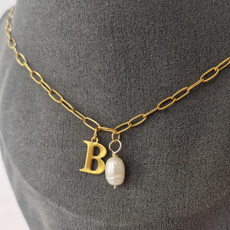 Collar tipo clip con inicial y perla - Mariana Osorno Joyería