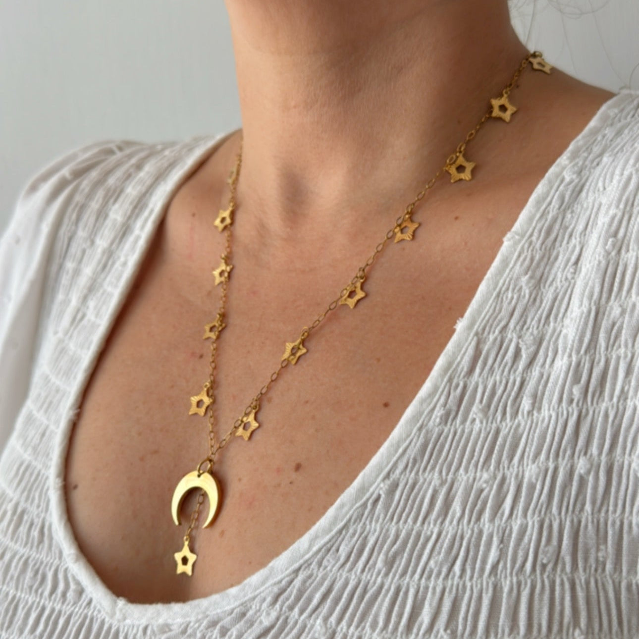 Collar de cadena de estrellas con dije de luna - Mariana Osorno Joyería