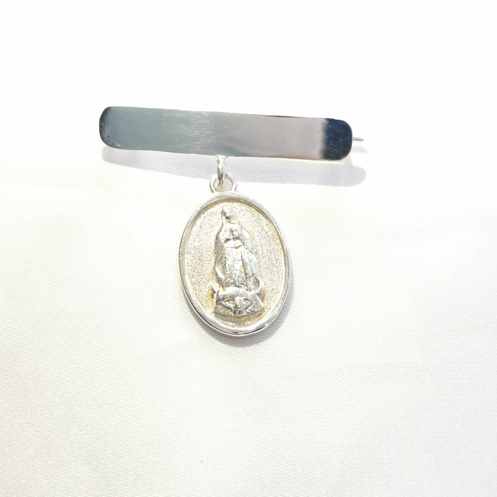 Broche de virgen con placa plata - Mariana Osorno Joyería