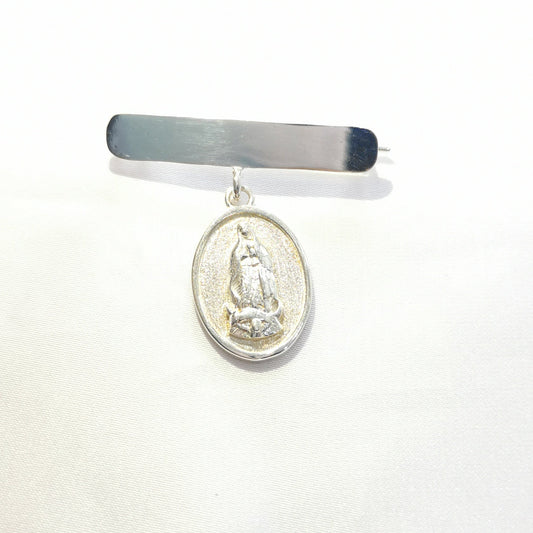 Broche de virgen con placa plata - Mariana Osorno Joyería
