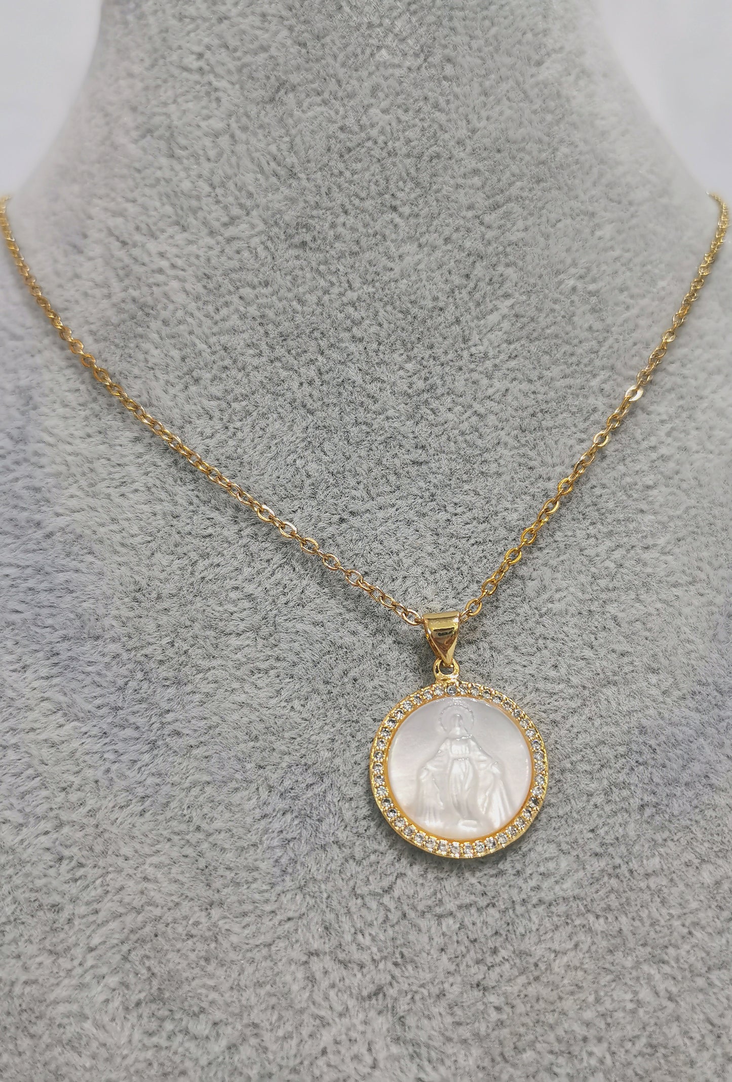COLLAR CON VIRGEN DE CONCHA NACAR Y CIRCONIAS - Mariana Osorno Joyería