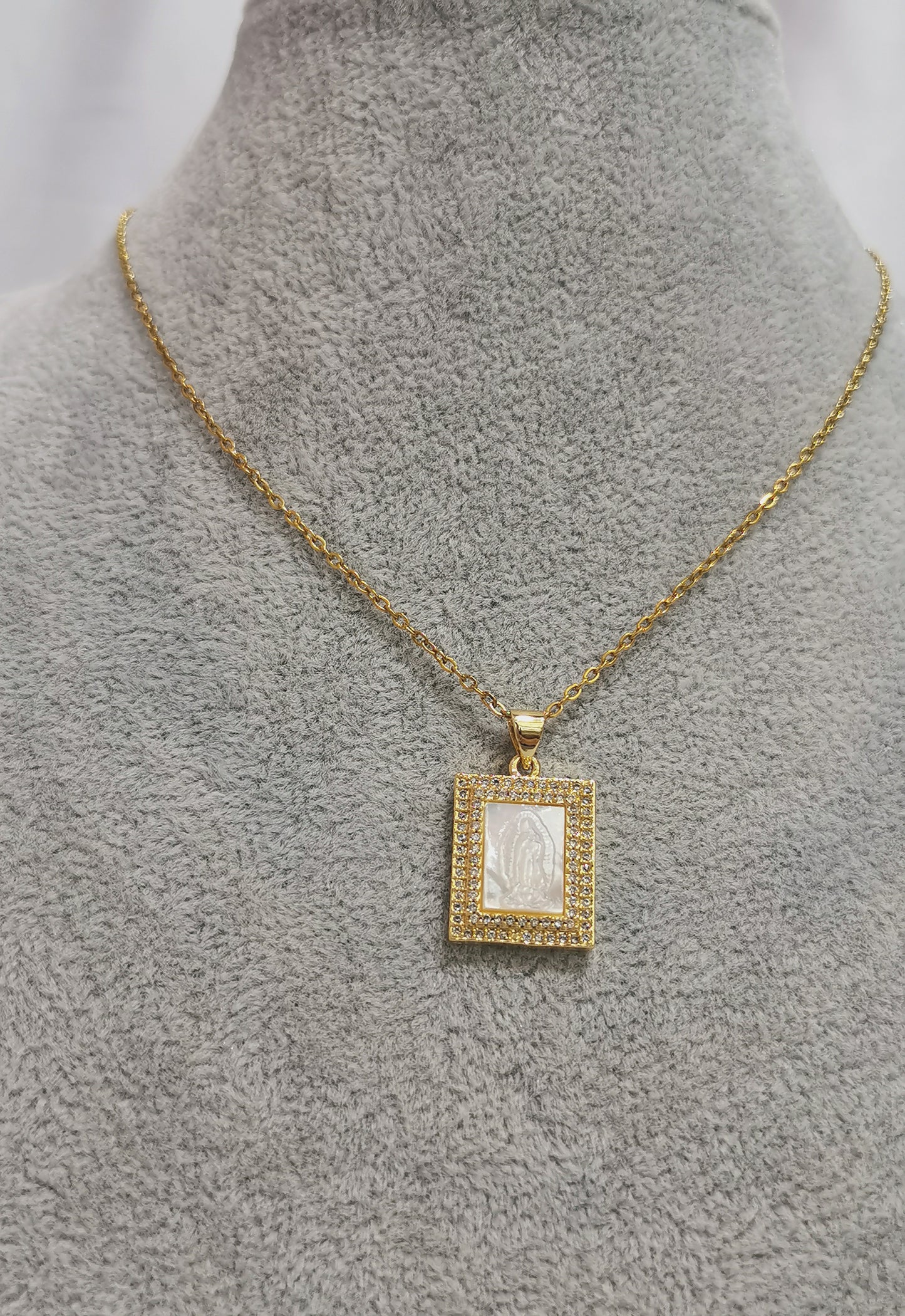 COLLAR CUADRADO CON VIRGEN DE CONCHA NACAR Y CIRCONIAS - Mariana Osorno Joyería
