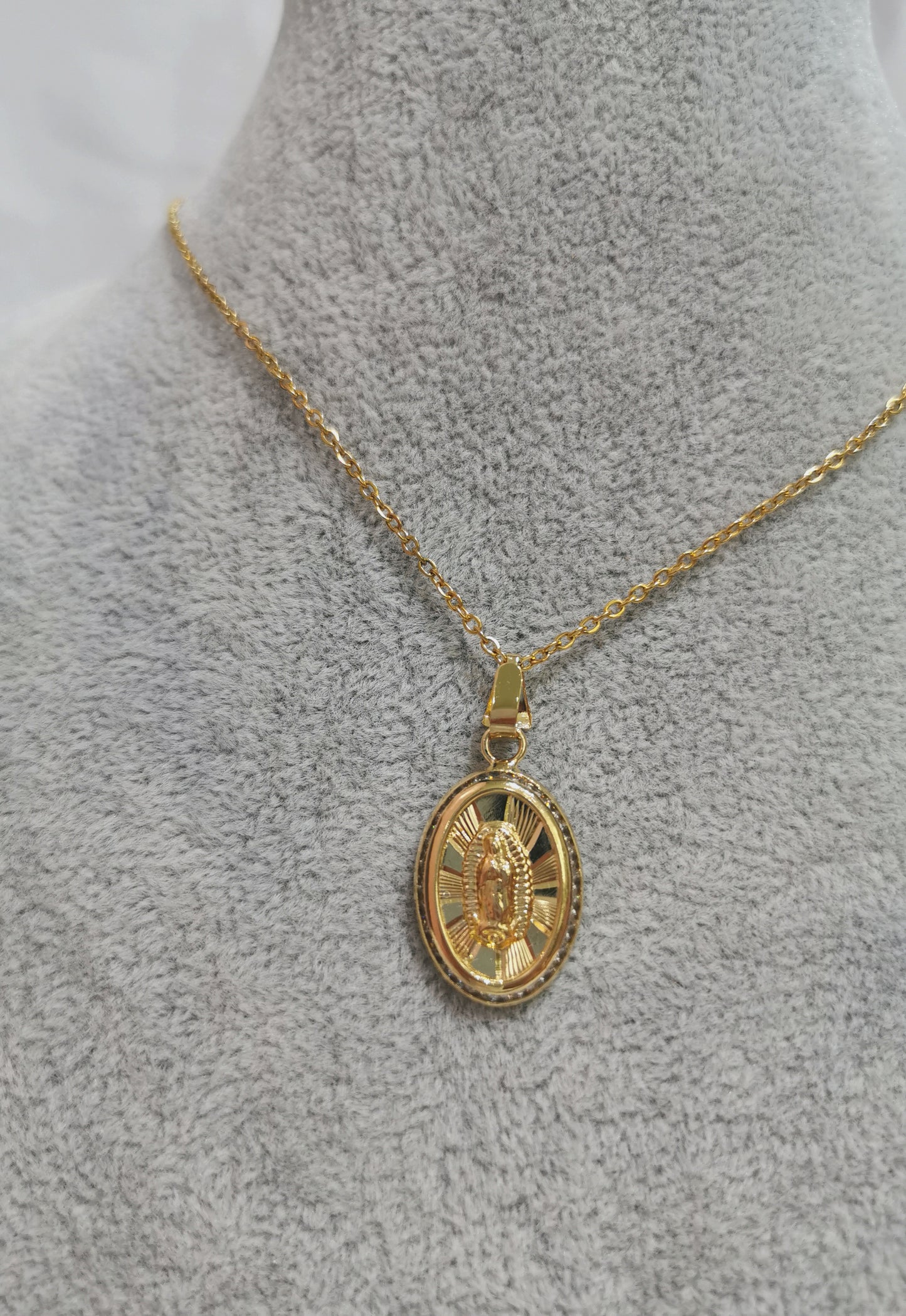 COLLAR VIRGEN Y MINI CIRCONIAS - Mariana Osorno Joyería