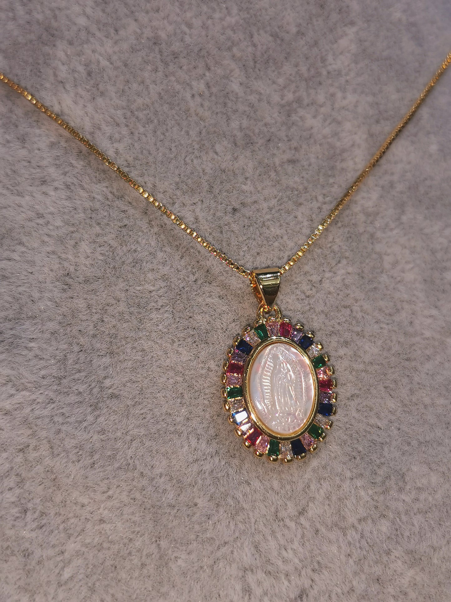 COLLAR VIRGEN CONCHA NACAR Y ZIRCONIA - Mariana Osorno Joyería