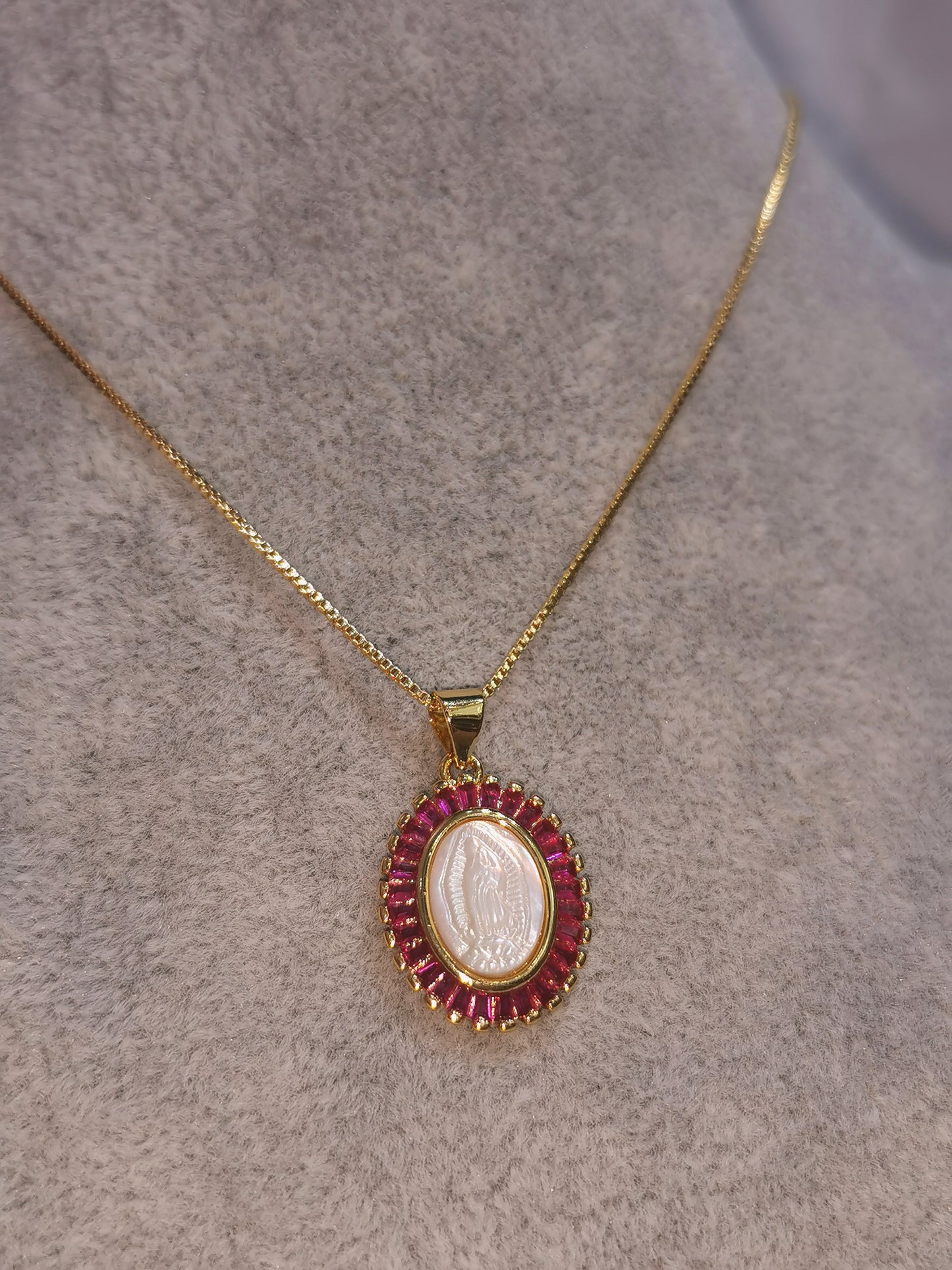 COLLAR VIRGEN CONCHA NACAR Y ZIRCONIA-ROSA - Mariana Osorno Joyería