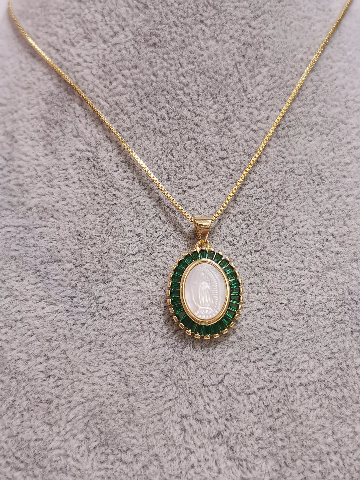 COLLAR VIRGEN CONCHA NACAR Y ZIRCONIA - VERDE - Mariana Osorno Joyería