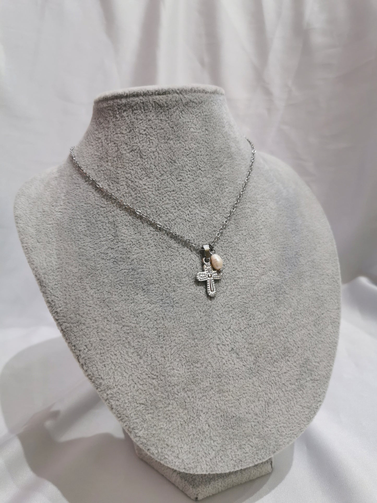 COLLAR CRUZ CON PERLA DE RIO - Mariana Osorno Joyería