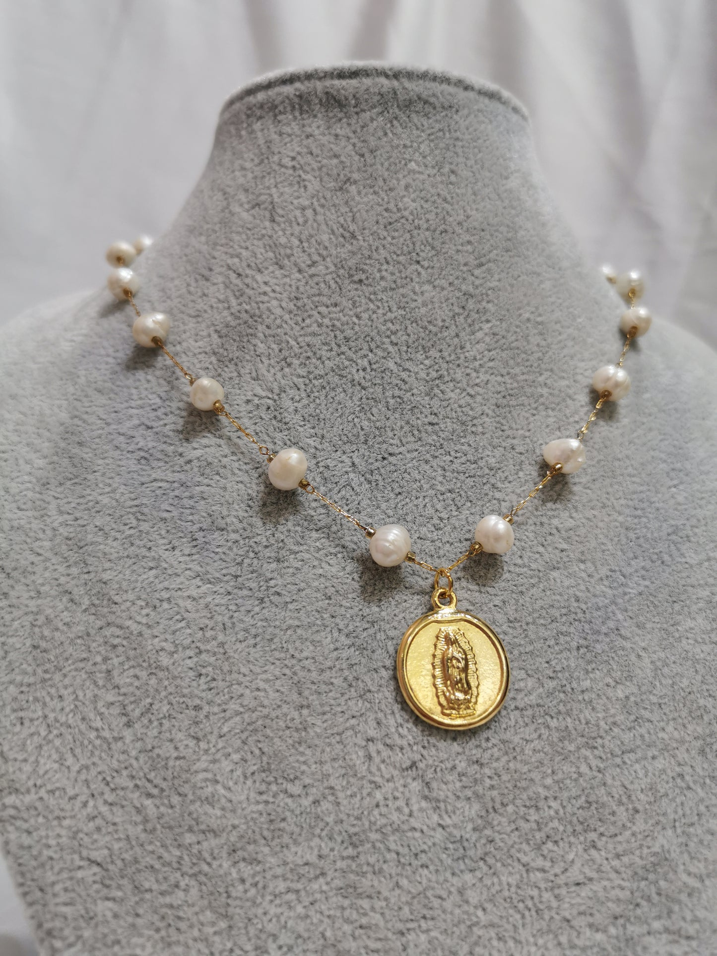 COLLAR VIRGEN CON PERLA DE RIO - Mariana Osorno Joyería