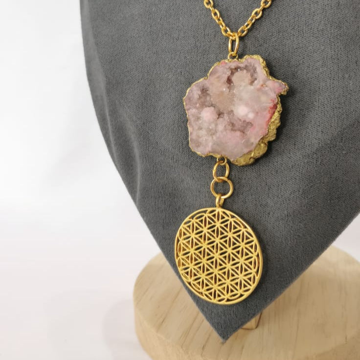 Collar largo con dije de drusa de cuarzo y dije circular - Mariana Osorno Joyería