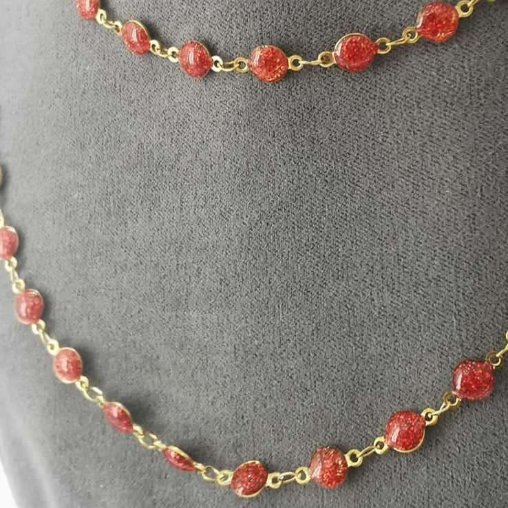 Collar de lunetas de esmalte rojas con cerradura en Q - Mariana Osorno Joyería