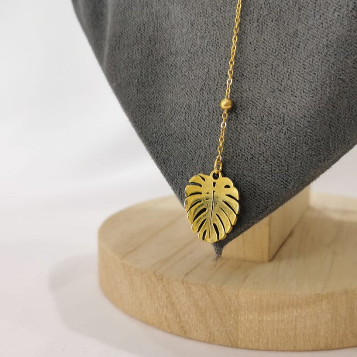 Collar tipo corbatero de cadena con bolitas y dijes de hoja - Mariana Osorno Joyería