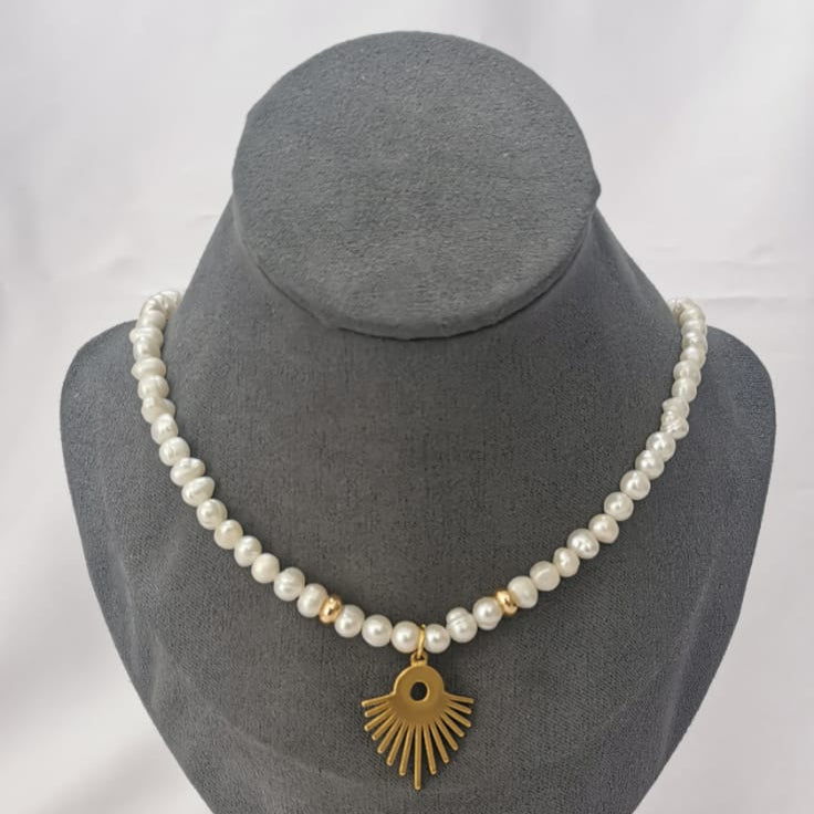 Collar de perla con dije de sol - Mariana Osorno Joyería