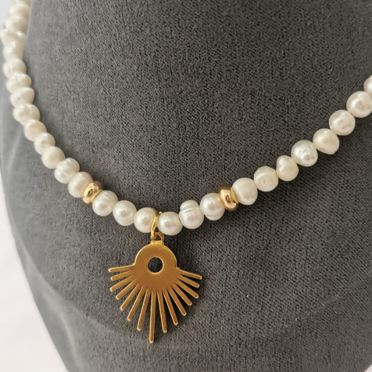 Collar de perla con dije de sol - Mariana Osorno Joyería