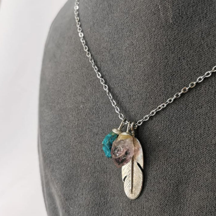 Collar pluma y piedra naturales - Mariana Osorno Joyería