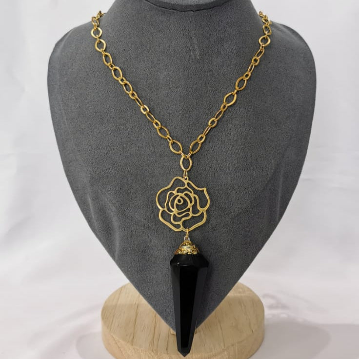 Collar con dije de flor y péndulo de obsidiana - Mariana Osorno Joyería