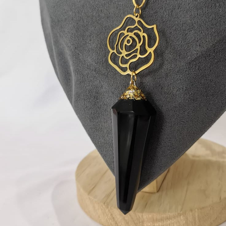 Collar con dije de flor y péndulo de obsidiana - Mariana Osorno Joyería
