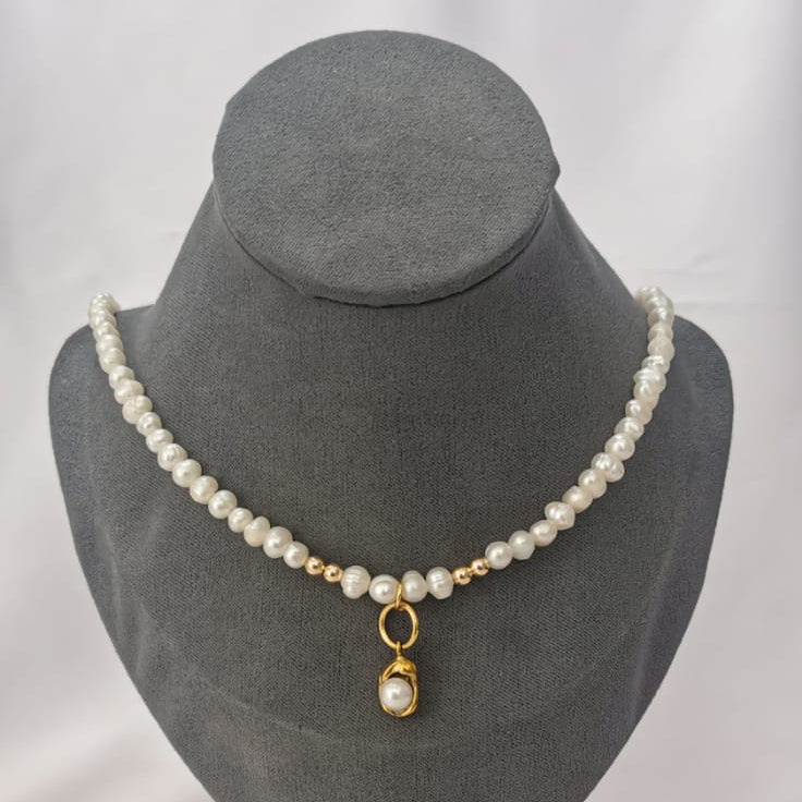 Collar de perlas naturales con dije de cuna de perla - Mariana Osorno Joyería