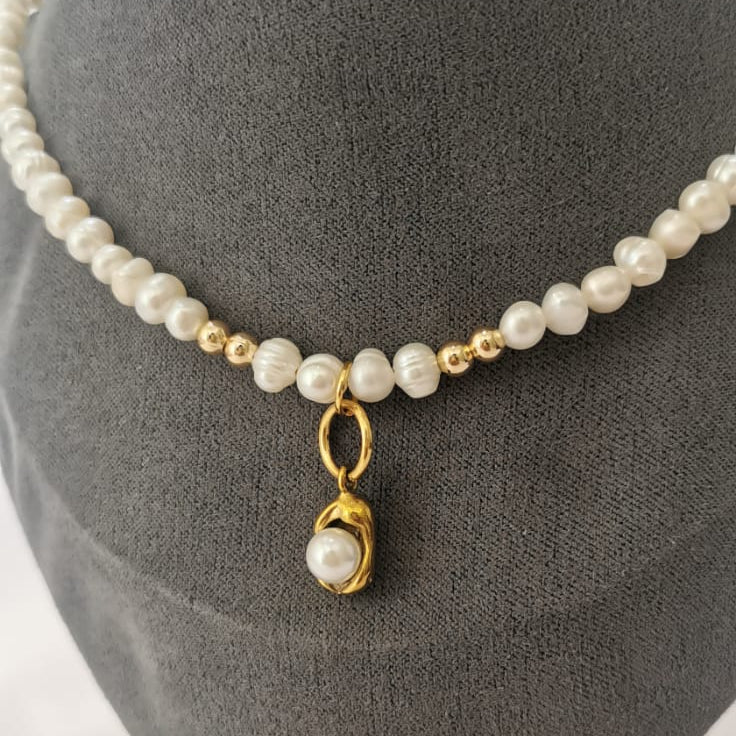 Collar de perlas naturales con dije de cuna de perla - Mariana Osorno Joyería
