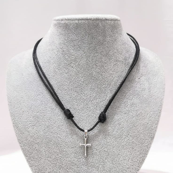 Collar de cuero y cruz - Mariana Osorno Joyería