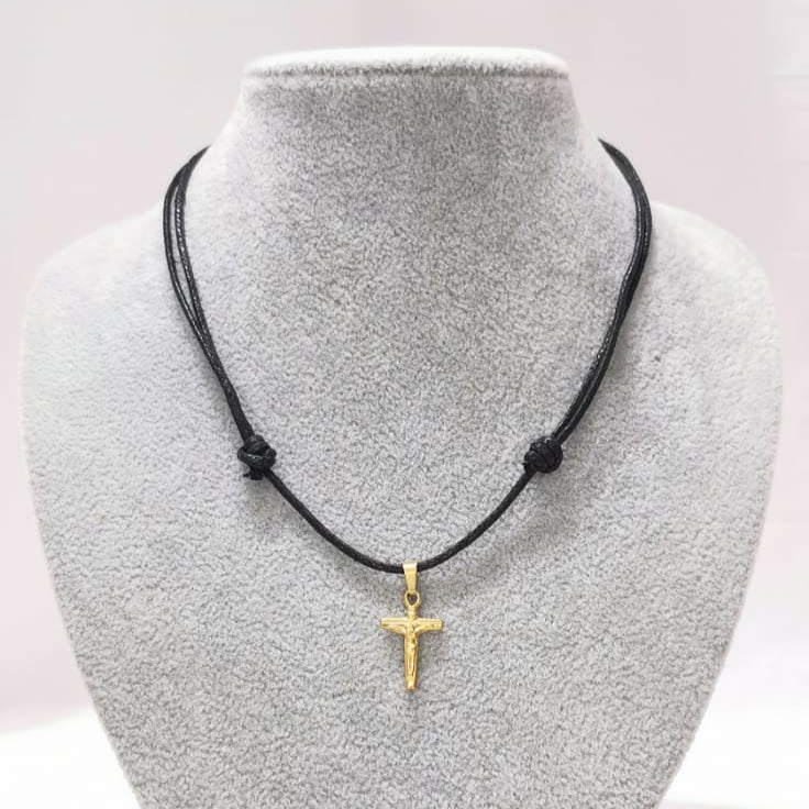 Collar de cuero y cruz - Mariana Osorno Joyería