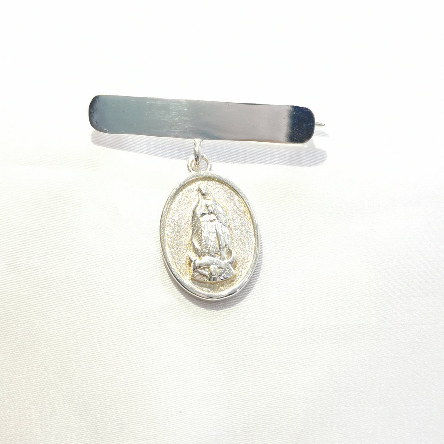 Broche de virgen con placa plata