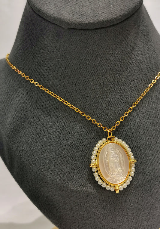 COLLAR VIRGEN CON PERLA BORDADA - Mariana Osorno Joyería