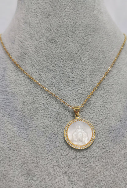 COLLAR CON VIRGEN DE CONCHA NACAR Y CIRCONIAS - Mariana Osorno Joyería