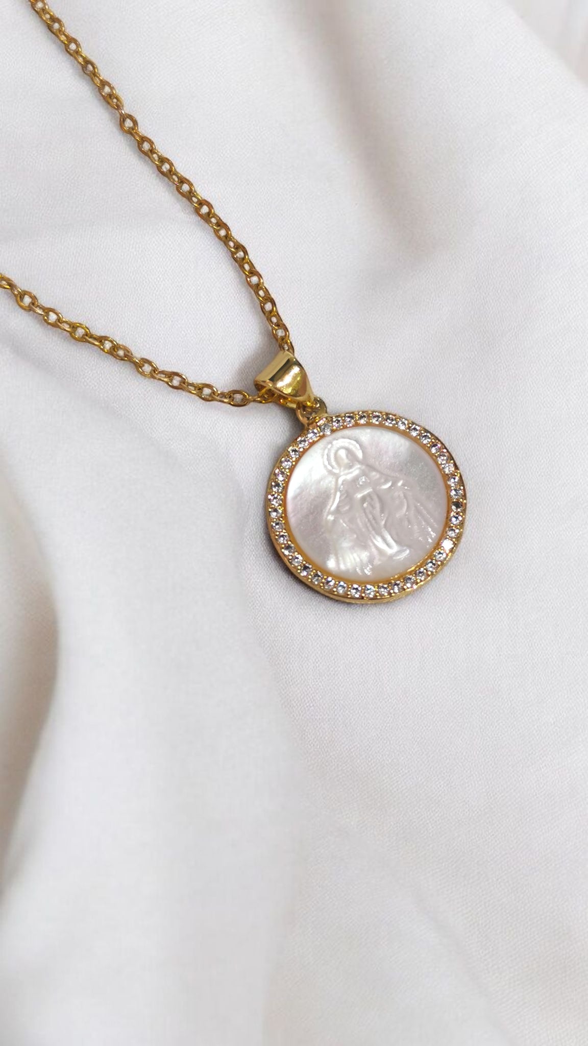 COLLAR CON VIRGEN DE CONCHA NACAR Y CIRCONIAS - Mariana Osorno Joyería
