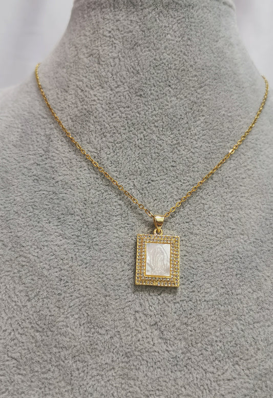 COLLAR CUADRADO CON VIRGEN DE CONCHA NACAR Y CIRCONIAS - Mariana Osorno Joyería