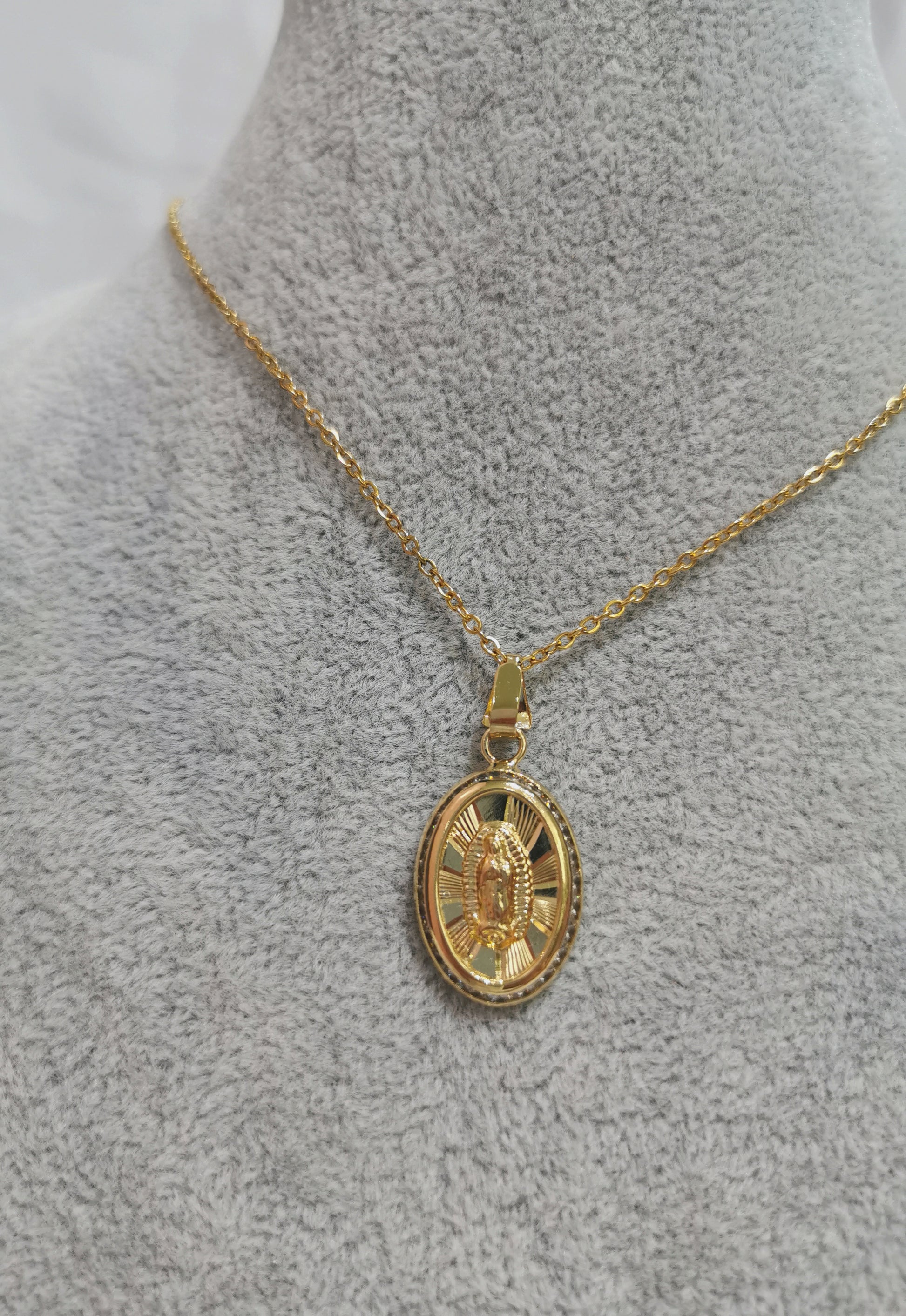 COLLAR VIRGEN Y MINI CIRCONIAS - Mariana Osorno Joyería