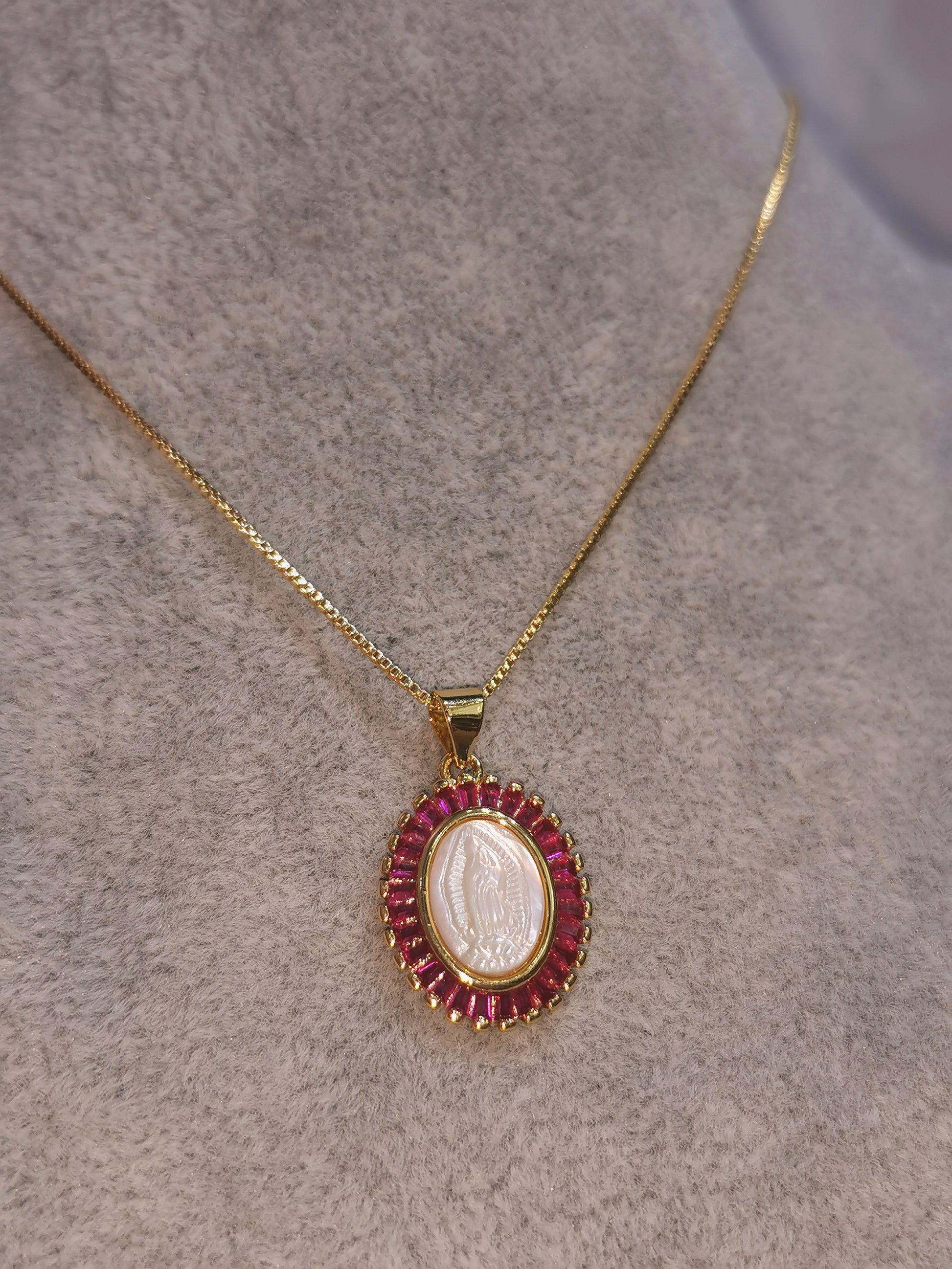 COLLAR VIRGEN CONCHA NACAR Y ZIRCONIA-ROSA - Mariana Osorno Joyería