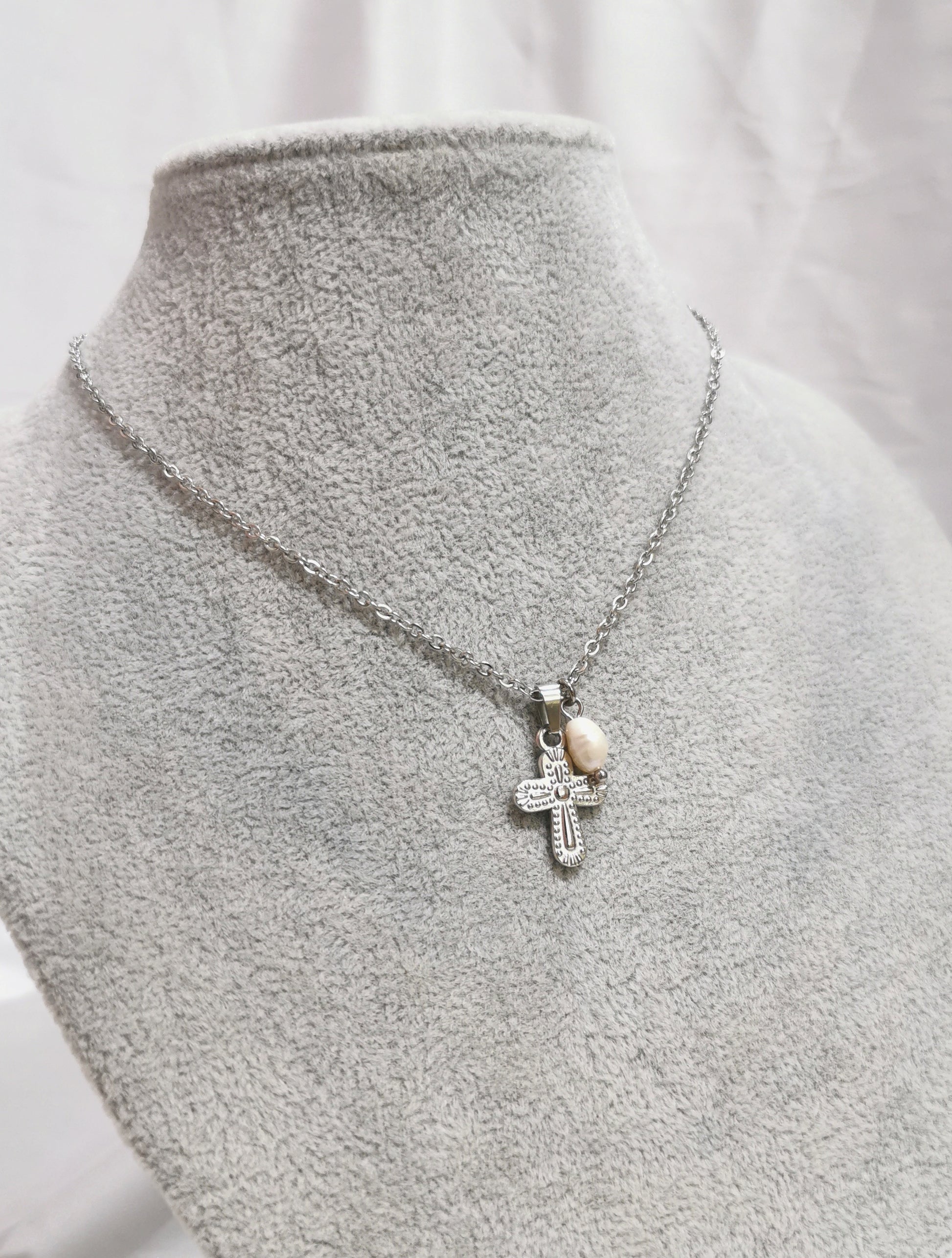 COLLAR CRUZ CON PERLA DE RIO - Mariana Osorno Joyería