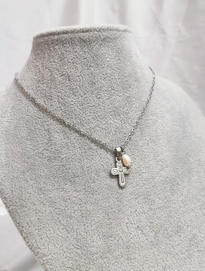 COLLAR CRUZ CON PERLA DE RIO - Mariana Osorno Joyería