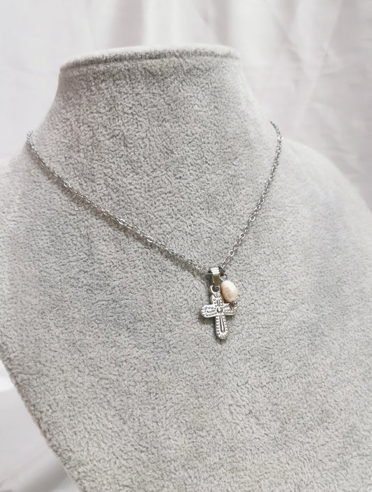 COLLAR CRUZ CON PERLA DE RIO - Mariana Osorno Joyería