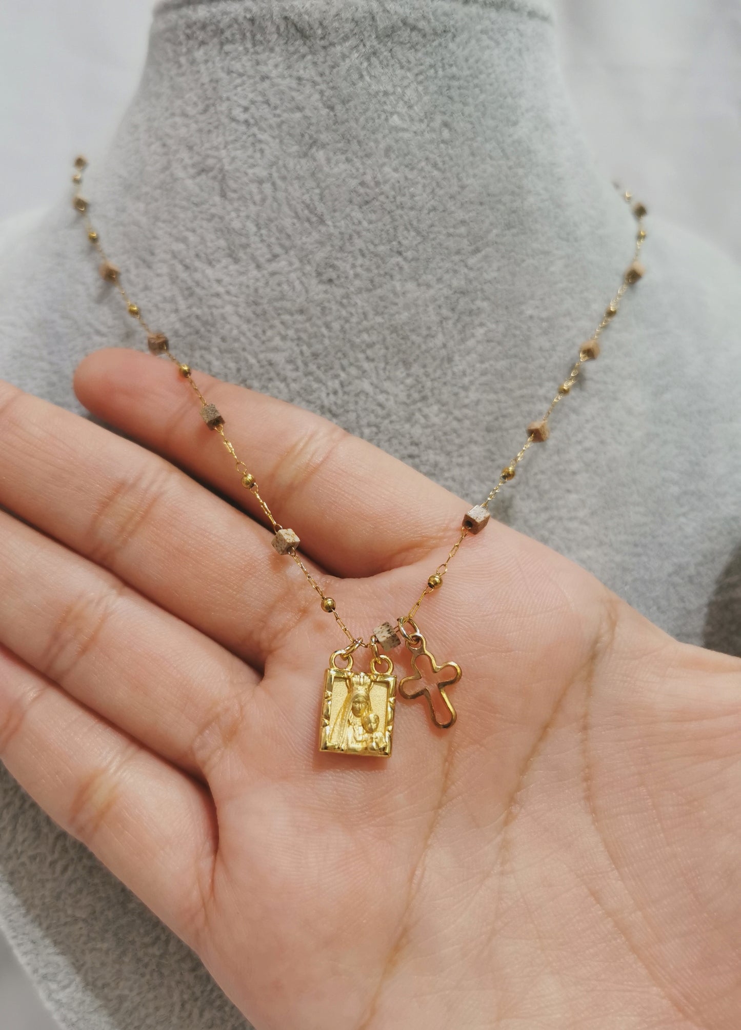 COLLAR ESCAPULARIO CON PIERDAS - Mariana Osorno Joyería