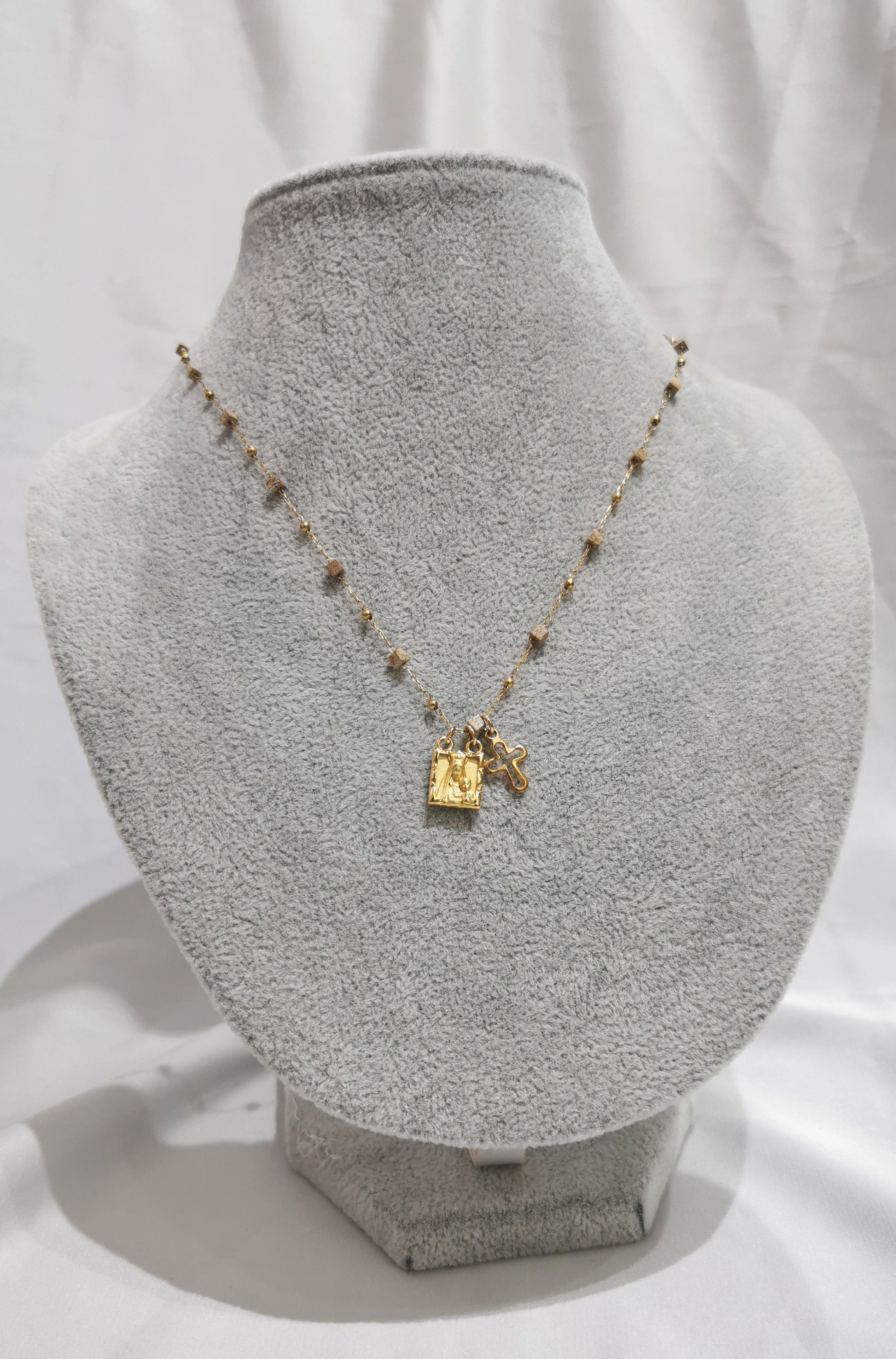 COLLAR ESCAPULARIO CON PIERDAS - Mariana Osorno Joyería