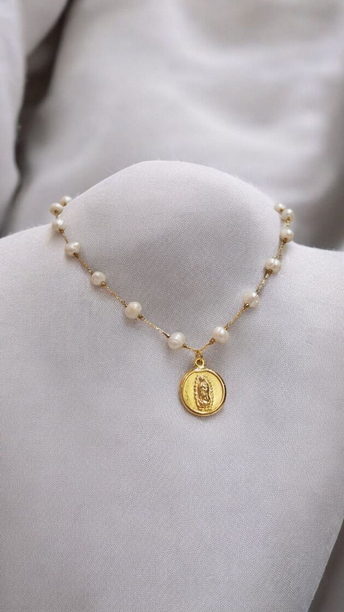 COLLAR VIRGEN CON PERLA DE RIO - Mariana Osorno Joyería