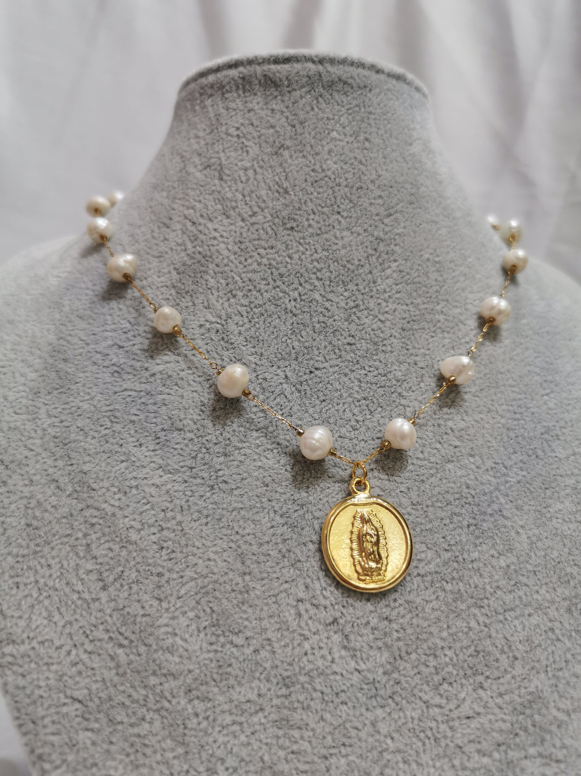 COLLAR VIRGEN CON PERLA DE RIO - Mariana Osorno Joyería