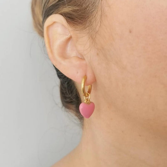 Aretes tipo huggie con dije de corazón esmaltado chunky - Mariana Osorno Joyería