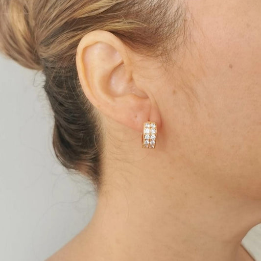 Arete tipo huggie ovalado con doble fila de zirconia - Mariana Osorno Joyería