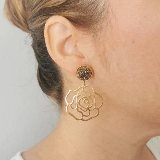 Arete tipo broquel de druza café con dije de flor - Mariana Osorno Joyería