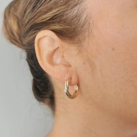 Aretes tipo huggie bicolor - Mariana Osorno Joyería
