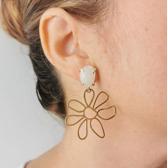Arete tipo bróquel con perla y dije de flor - Mariana Osorno Joyería